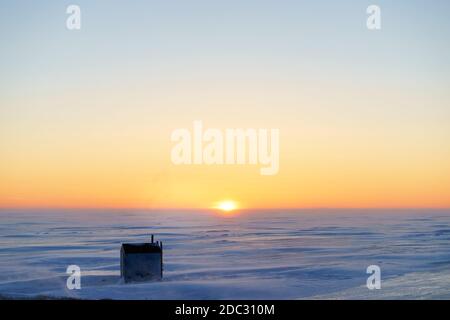 Eisangeln bei Sonnenuntergang entlang der Küste von Prince Edward Island, Kanada. Stockfoto