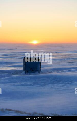 Eisangeln bei Sonnenuntergang entlang der Küste von Prince Edward Island, Kanada. Stockfoto