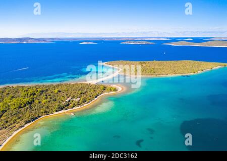 Adriaküste und Insel Dugi Otok in Kroatien, Luftaufnahme von Drohne Stockfoto