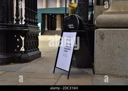 Detail eines COVID-19 Schließschildes vor dem British Museum während der zweiten nationalen Sperre in England. Stockfoto