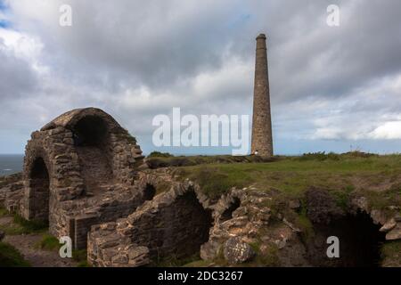 Die Ruinen des Kalzinerlabyrinths in der verlassenen Botallack Mine, UNESCO-Weltkulturerbe, Penwith Penwith Peninsula, Cornwall, Großbritannien Stockfoto