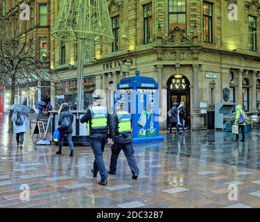 Glasgow, Schottland, Großbritannien. 18. November 2020: UK Wetter: Rain Fridays Tier 4 trug zum Elend der Einheimischen bei, da Regenschirme und Gesichtsmasken die Kennzeichen des Elends und eine neue Bedeutung für den schwarzen Freitag waren. Quelle: Gerard Ferry/Alamy Live News Stockfoto