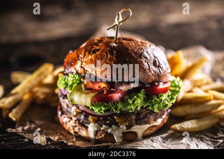 Klassischer Rindfleisch-Burger mit Käse Cheddar Speck wegetable und französisch Pommes Stockfoto