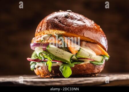 Lachsburger gefüllt mit Gemüsesalat Avocado und Dill Stockfoto
