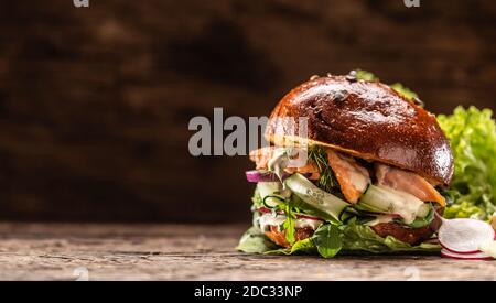 Lachsburger gefüllt mit Gemüsesalat Avocado und Dill Stockfoto