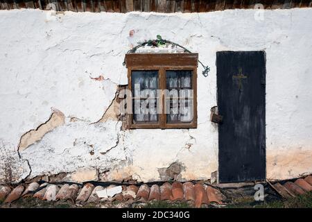 Vorderansicht der Tür und Fenster eines verlassenen Haus Stockfoto