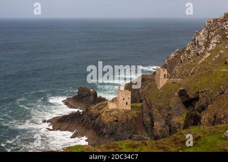 An der wilden Tin Coast halten sich die berühmten Kronen-Motorhäuser am Fuße der Klippen, Botallack Mine, St Just, West Penwith, Cornwall, Großbritannien Stockfoto