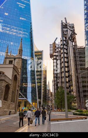 Blick auf die City of London von St Mary AX zeigt Kontraste von alter und neuer Architektur Stockfoto