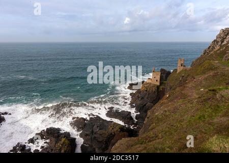 An der wilden Tin Coast halten sich die berühmten Kronen-Motorhäuser am Fuße der Klippen, Botallack Mine, St Just, West Penwith, Cornwall, Großbritannien Stockfoto