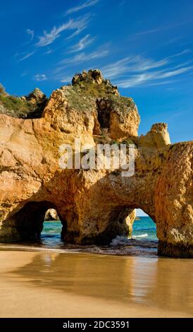 Felsformationen in den Klippen von Alvor, Algarve, Portugal Stockfoto