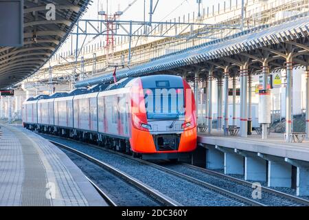 Vorstadt-Schnellzug wartet auf Passagiere der Bahnhof, leere Plattform Stockfoto