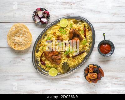 Hausgemachtes Huhn Biryani. Arabisch traditionelle Essensschalen Kabsa mit Fleisch. Draufsicht. Stockfoto