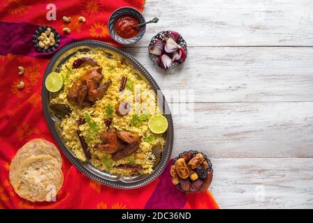 Hausgemachtes Huhn Biryani. Arabisch traditionelle Essensschalen Kabsa mit Fleisch. Draufsicht. Stockfoto