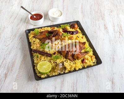 Hausgemachtes Huhn Biryani. Arabisch traditionelle Essensschalen Kabsa mit Fleisch. Draufsicht. Stockfoto