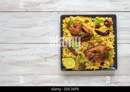 Hausgemachtes Huhn Biryani. Arabisch traditionelle Essensschalen Kabsa mit Fleisch. Draufsicht. Stockfoto