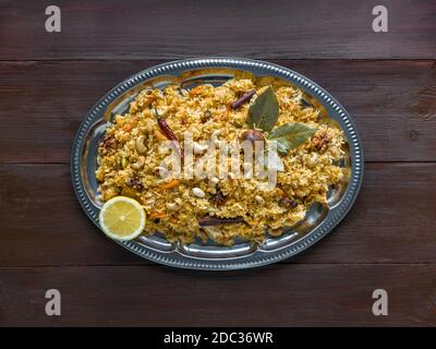 Hausgemachtes Huhn Biryani. Arabisch traditionelle Essensschalen Kabsa mit Fleisch. Draufsicht. Stockfoto