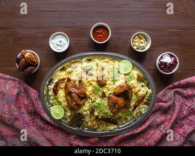 Hausgemachtes Huhn Biryani. Arabisch traditionelle Essensschalen Kabsa mit Fleisch. Draufsicht. Stockfoto