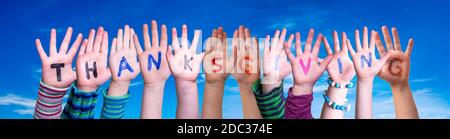 Kinder Hände Gebäude Bunte Englisch Wort Thanksgiving. Blauer Himmel Als Hintergrund Stockfoto