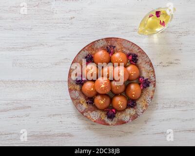 Indische traditionelle süße Gulab Jamun auf Holztisch, Draufsicht, Kopierraum. Stockfoto