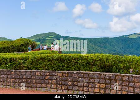 Furnas, Sao Miguel, Azoreninsel, Portugal, 14. August 2020: Touristen beobachten lagoa das Furnas vom malerischen Aussichtspunkt Pico do Ferro aus Stockfoto