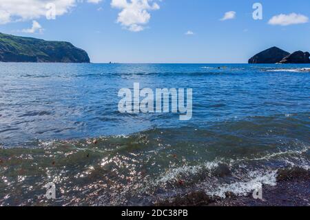 Küste von der Stadt Mosteiros auf der Insel Sao Miguel. Sao Miguel ist Teil des Azoren-Archipels im Atlantischen Ozean. Stockfoto