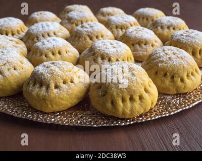 Ägyptische Kekse 'Kahk El Eid', Variation mit dem Zusatz von Kurkuma beim Kochen. Cookies von El Fitr Islamischen Fest. Ramadan Süßigkeiten. Stockfoto