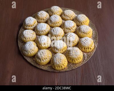 Ägyptische Kekse 'Kahk El Eid', Variation mit dem Zusatz von Kurkuma beim Kochen. Cookies von El Fitr Islamischen Fest. Ramadan Süßigkeiten. Stockfoto