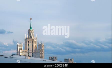 Schöner Panoramablick auf Moskau. Stalinistisches Wohnhaus am Kotelnicheskaya-Ufer. Moskau. Aeral-Ansicht, Kopierbereich. Stockfoto