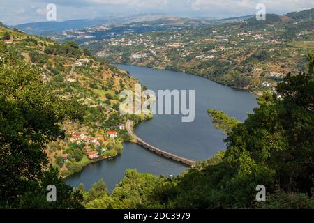 Fluss Douro fließt im Norden Portugals. Douro Region. Stockfoto