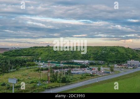 Müllhalde am Stadtrand von Moskau. Ein mit Bäumen bewachsener Hügel, eine ehemalige Müllkippe im Norden Moskaus. Luftaufnahme. Stockfoto