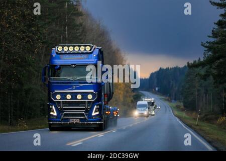 Schöne blaue Volvo FH Kipper von KMS-Palvelu Oy Fahren im Autobahnverkehr in der Dämmerung an einem regnerischen Tag des Herbstes. Salo, Finnland. 30. Oktober 2020. Stockfoto