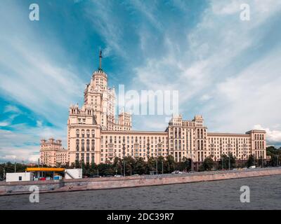 Schöner Panoramablick auf Moskau. Stalinistisches Wohngebäude am Moskauer Flussufer. Stockfoto