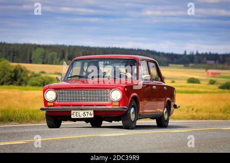 Fahrt mit dem roten Lada 1200 auf der Maisemaruise 2019 Auto Kreuzfahrt. Lada 1200 wurde von der russischen AvtoVAZ in den Jahren 1970-88 hergestellt. Vaulami, Finnland. August 2019. Stockfoto