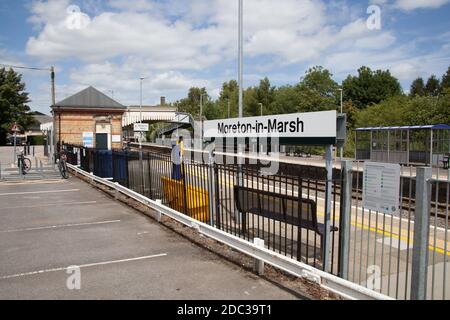 Der Bahnhof in Moreton in Marsh, Gloucestershire in Großbritannien Stockfoto