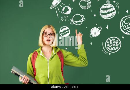 Lehrertag. Studentin, die über Bildung in der Universität nachdenkt. Porträt der jungen kaukasischen Lehrerin. Lern- und Bildungskonzept. Stockfoto