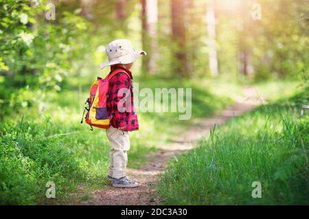 Junge, Camping in der Natur. hild mit Rucksack zu Fuß in den Wald Stockfoto
