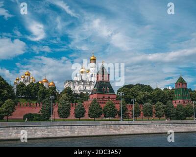 Wunderschöne Aussicht auf Moskau. Kremldamm an einem Sommertag. Türme Des Moskauer Kremls. Glockenturm Von Iwan Dem Großen. Kirchen in Moskau. Stockfoto
