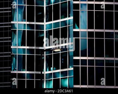 Abstraktes Fragment moderner Architektur, Wände aus Glas. Stockfoto