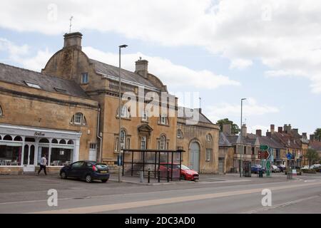 Geschäfte und Cafés in Moreton in Marsh, Gloucestershire in Großbritannien Stockfoto