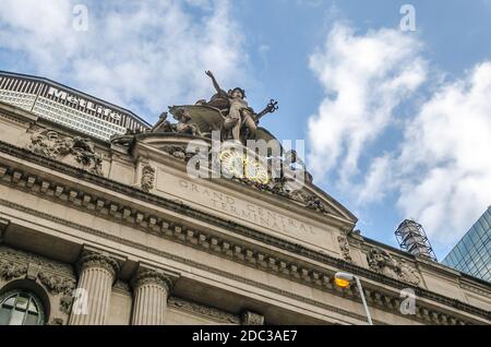 Nahaufnahme Blick auf die Uhr und den Ruhm des Handels Sculptural Group vor dem Grand Central Terminal in Midtown Manhattan, New York City, USA Stockfoto