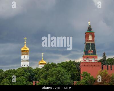 Goldene Kuppeln der alten Kathedrale im Moskauer Kreml vor einem Regenguss. Stockfoto