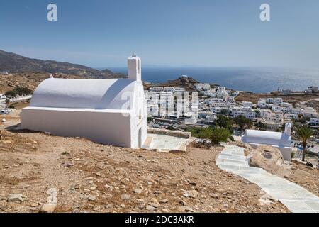 Chora, iOS, Insel, Griechenland - 20. September 2020: Blick auf die St. Nikolaus Kirche auf dem Hügel. Stadt, Hafen und blaues Meer im Hintergrund. Stockfoto