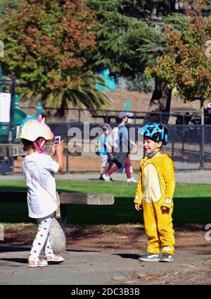 Zwei Kinder im Alter von ca. 8 Jahren nehmen während ihrer Selfies Spielen Sie im sausalito california Park Stockfoto