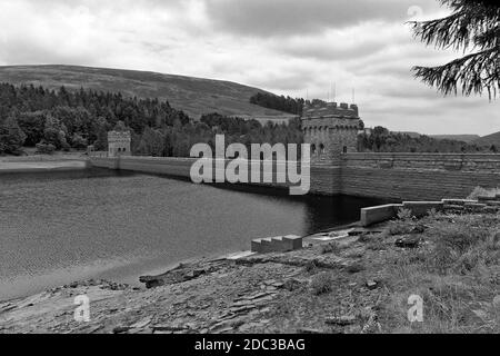 Derwent Resevoir Damm in der oberen Derwent Valley, Derbyshire, bei niedrigem Wasserstand Juli 2018 Stockfoto