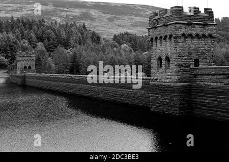 Derwent Resevoir Damm in der oberen Derwent Valley, Derbyshire, bei niedrigem Wasserstand Juli 2018 Stockfoto