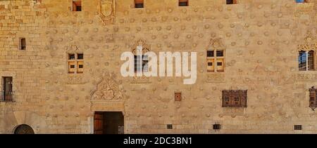 Detail des historischen Muschelhauses, erbaut 1517 von Rodrigo Arias de Maldonado Ritter des Ordens von Santiago de Compostela in Salamanca, Stockfoto