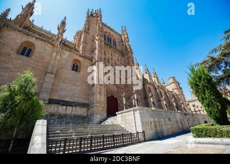 Kathedralen von Salamanca. Zwei authentische Juwelen des gotischen und romanischen Stils. Stockfoto