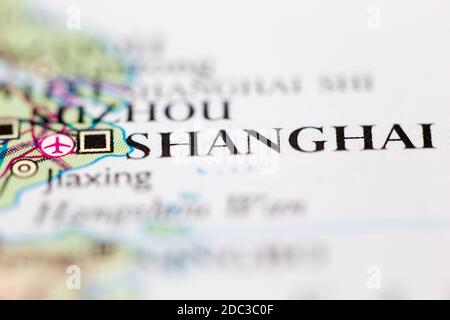 Geringe Schärfentiefe Fokus auf geografische Kartenposition von Shanghai China Asien Kontinent auf Atlas Stockfoto