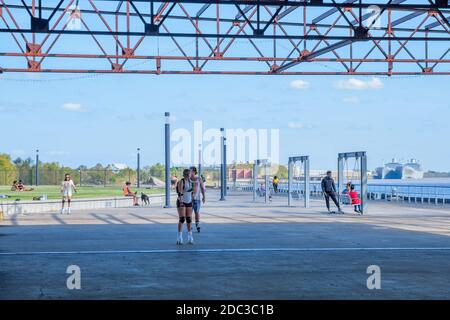 New Orleans, Louisiana/USA - 11/14/2020: Aktive Menschen im Crescent Park an einem sonnigen Tag Stockfoto