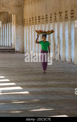 Wassermelonenverkäufer, der auf der östlichen Treppe der Shwezigon Pagode, Nyaung U, Bagan, Myanmar (Burma), Asien im Februar läuft - Säulen und Schatten Stockfoto